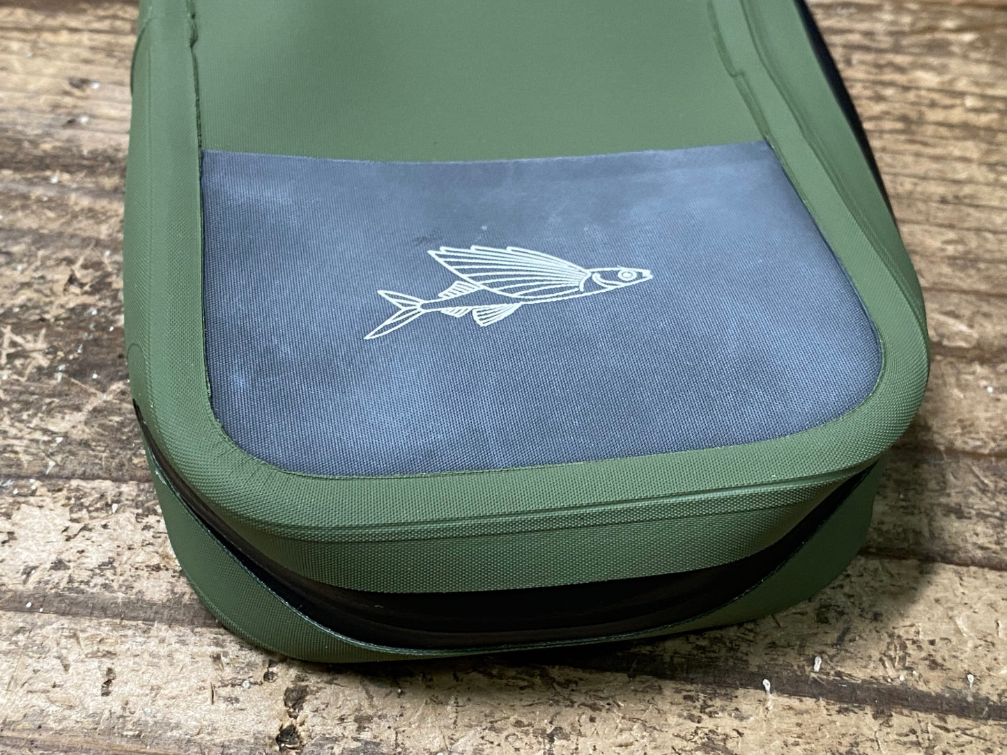 IY041 カフェドシクリステ CAFE DU CYCLISTE WALLET V2 ウォータープルーフ ポーチ カーキ