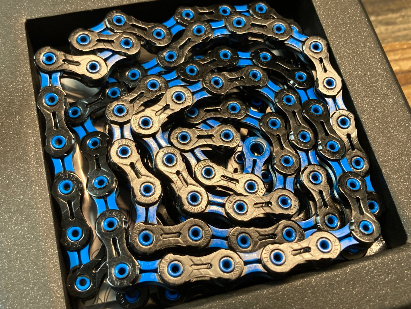 IR700 KMC DLC11 チェーン 118L ブラック/ブルー