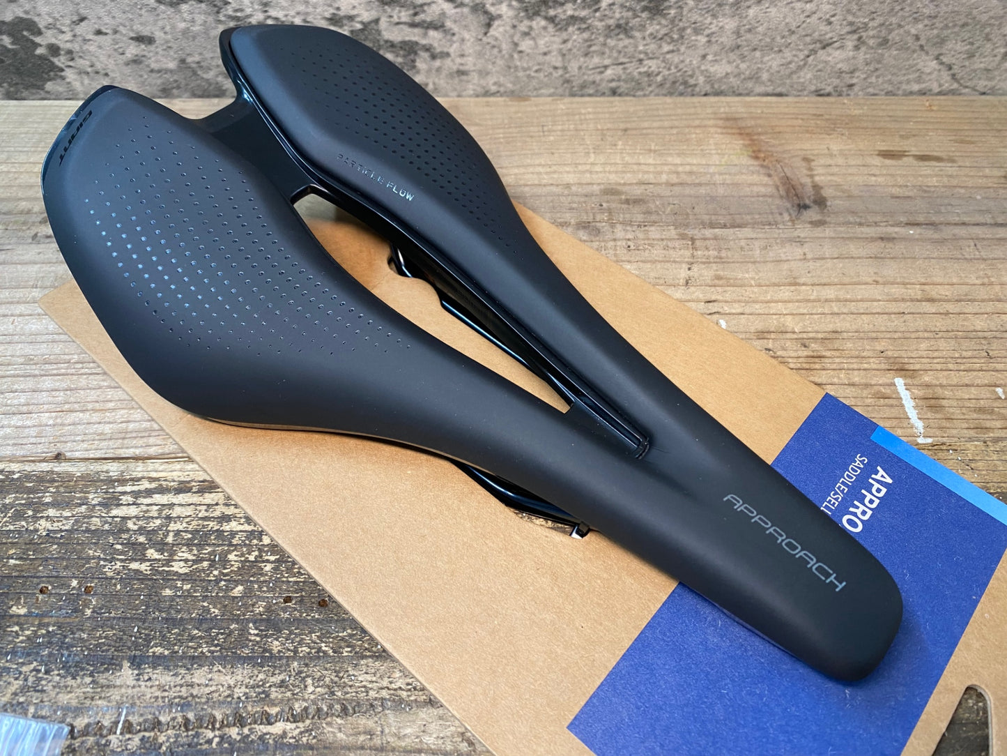 IV997 ジャイアント GIANT APPROACH サドル 黒 クロモリ 145mm