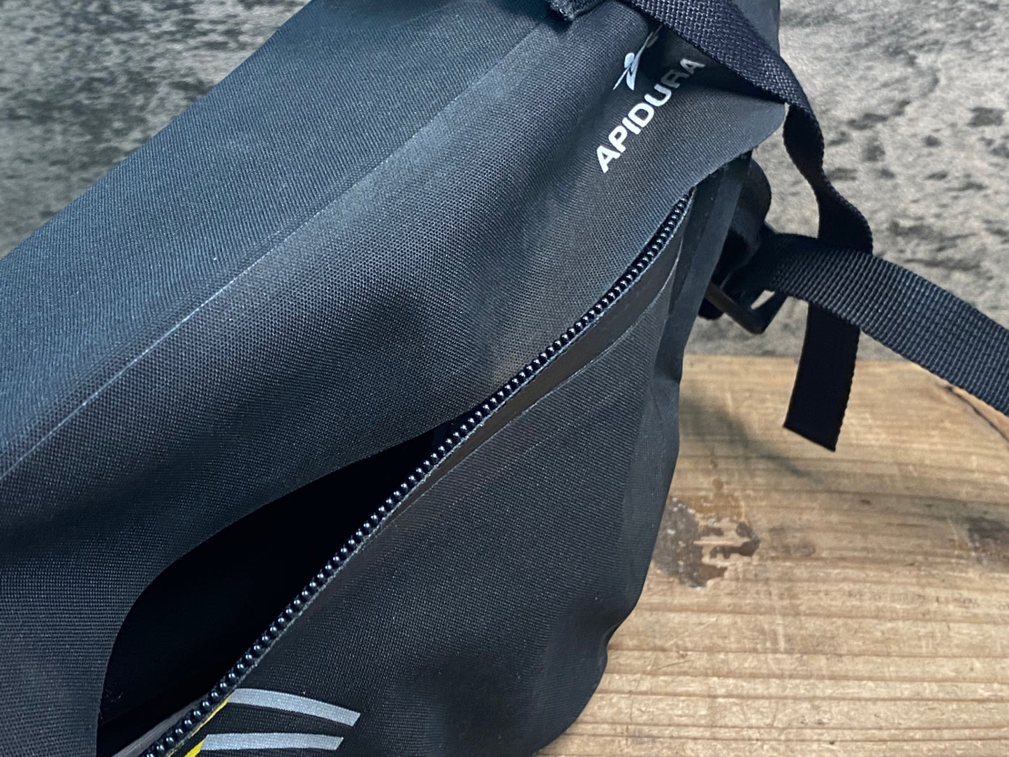 IY828 アピデュラ APIDURA レーシングフレームパック 黒 2.5L