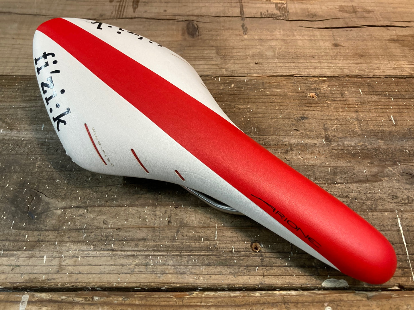 IO859 フィジーク fizik アリオネ ARIONE R5 サドル 白赤 125mm kiumレール