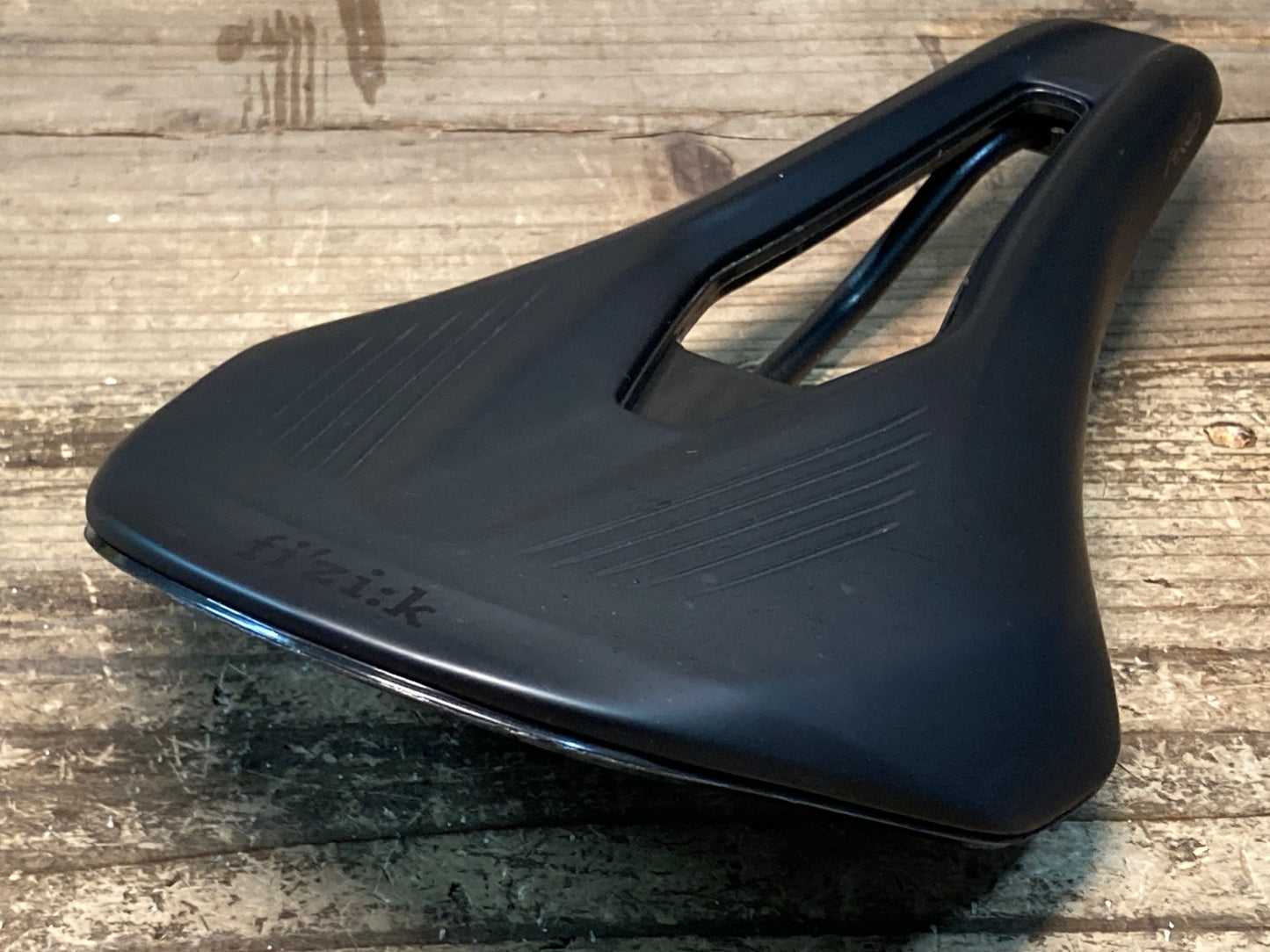 IY466 フィジーク fizik アルゴ ARGO VENTO R3 サドル 140mm kiumレール