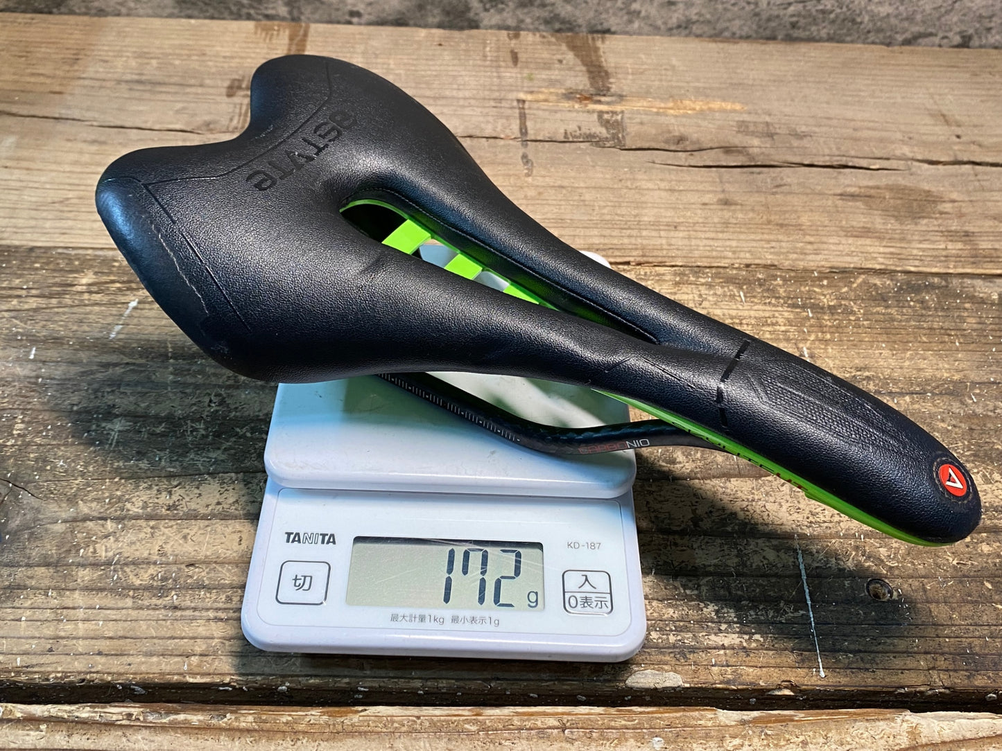 IY062 アスチュート ASTUTE SKYLITE VT サドル 黒 緑 138mm CARBONIOレール