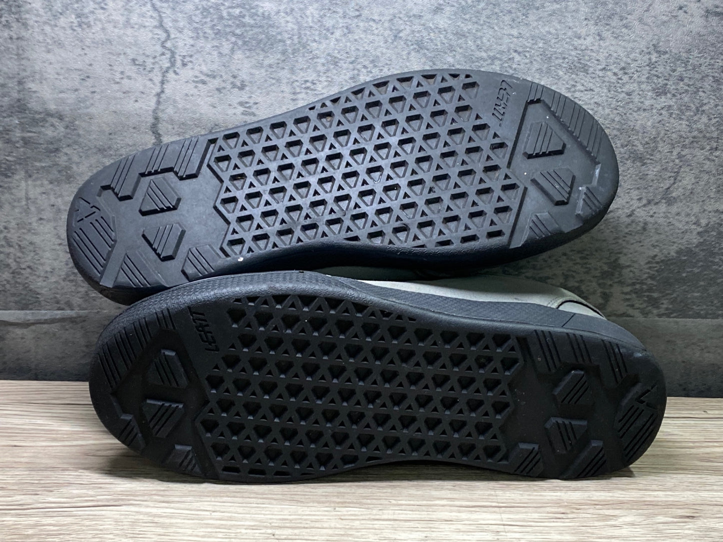 IZ349 リアット LEATT 2.0 FLAT MTBシューズ EU41.5 グレー