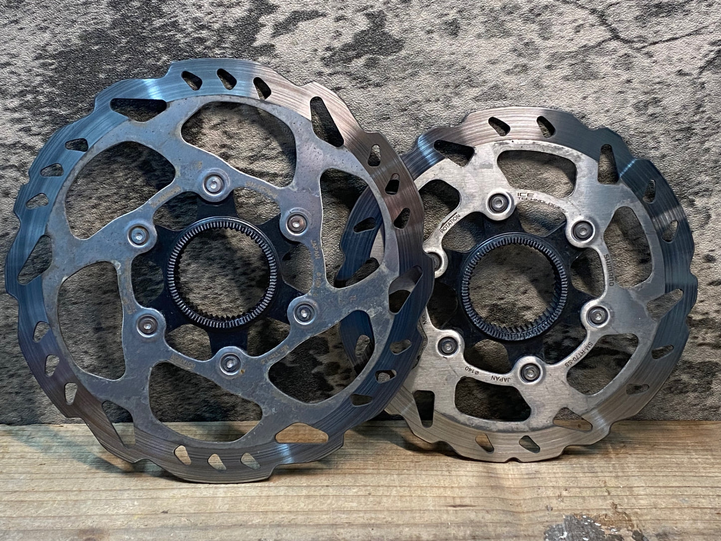 IY715 シマノ SHIMANO SM-RT70 ディスクブレーキローター Φ140/160 厚さ1.7mm/1.7mm