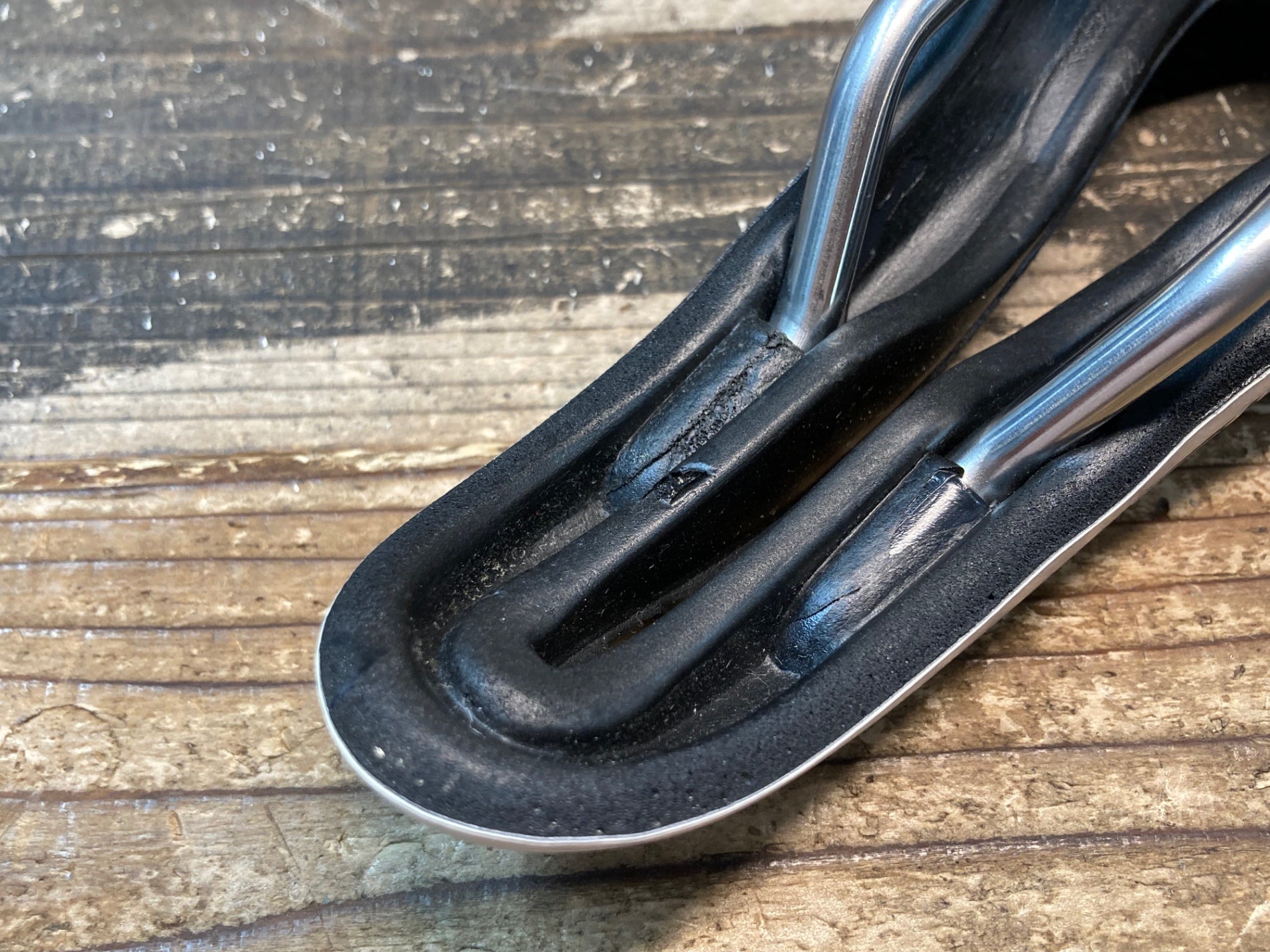IX032 SELLE SMP ヘル HELL サドル INOX TUBE 132mm 白/黒 後ろ IX032 SELLE SMP ヘル HELL サドル INOX TUBE 132mm 白/黒 後ろ