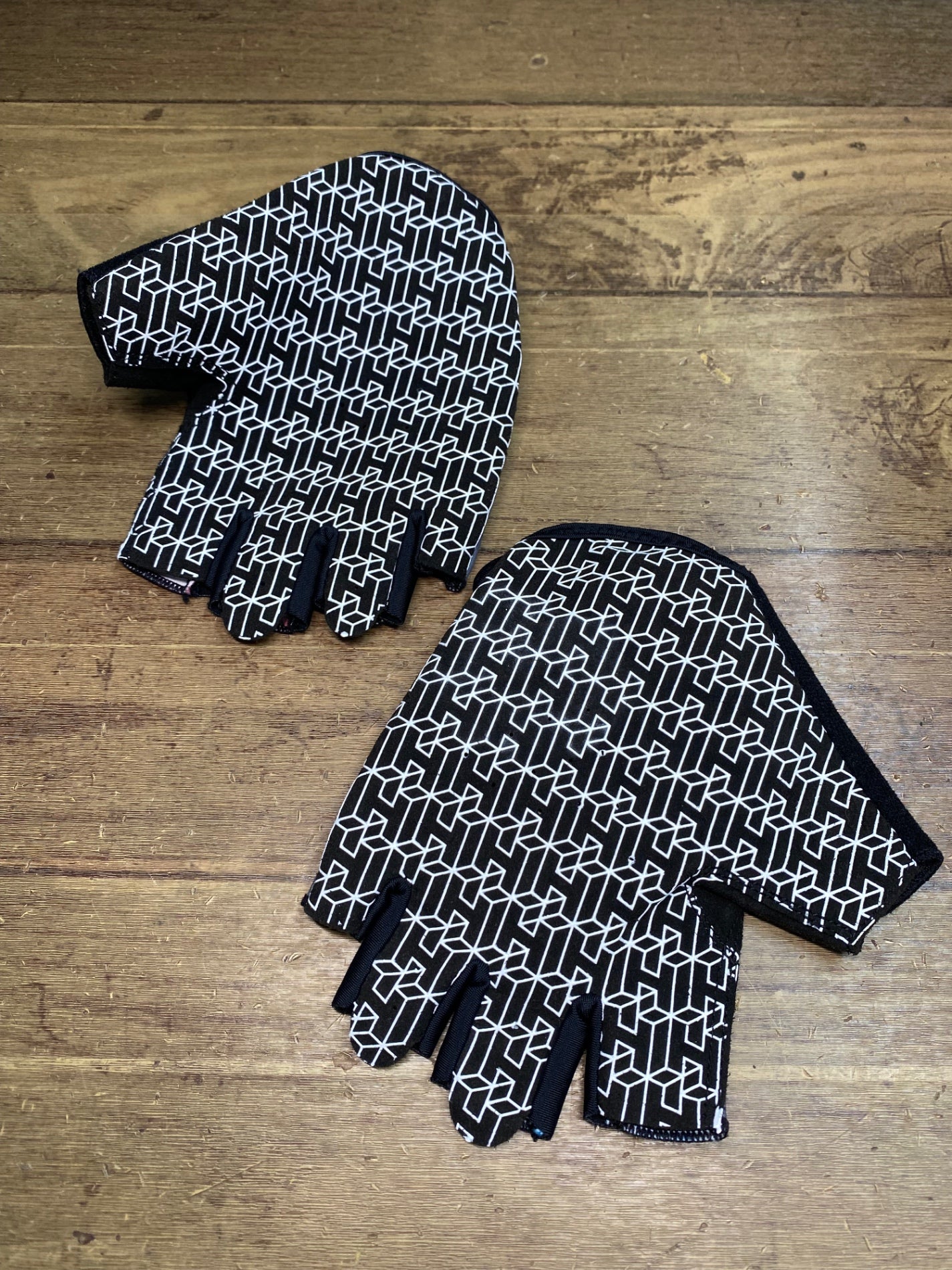 JB093 ハンドスケ HANDSKE 指切り グローブ 黒 黄 総柄 L