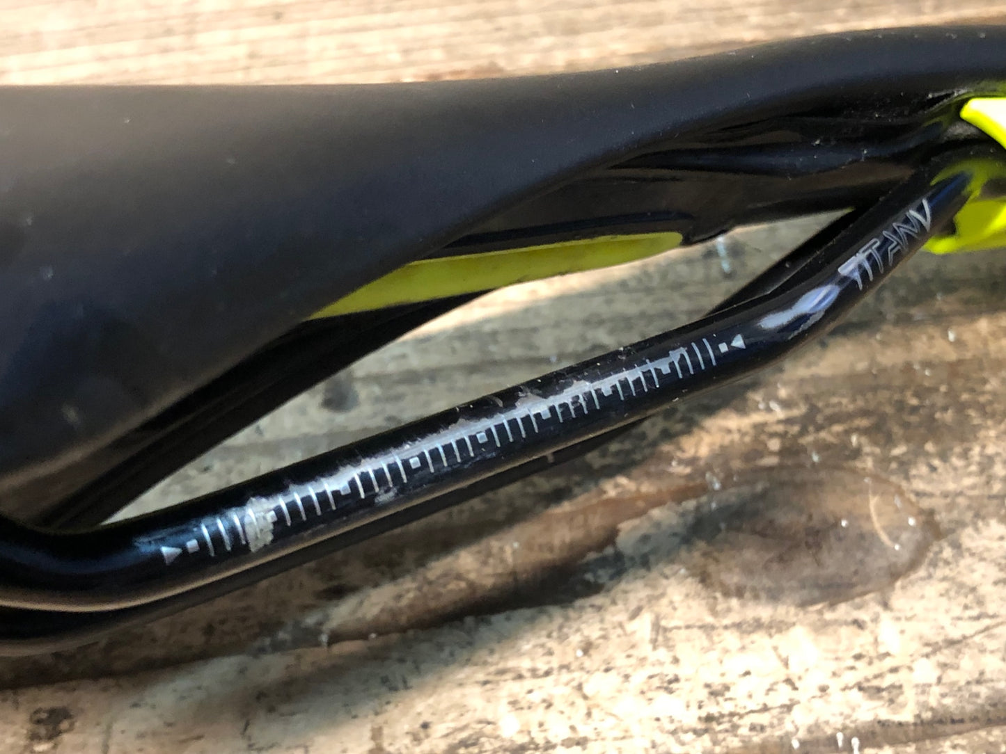 JA427 アスチュート ASTVTE STAR サドル 黒 黄 TITANVレール