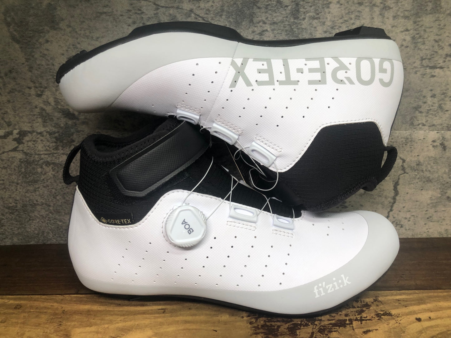 IV401 フィジーク Fizik Tempo Artica R5 Goretex ロードサイクリングシューズ EU41.5