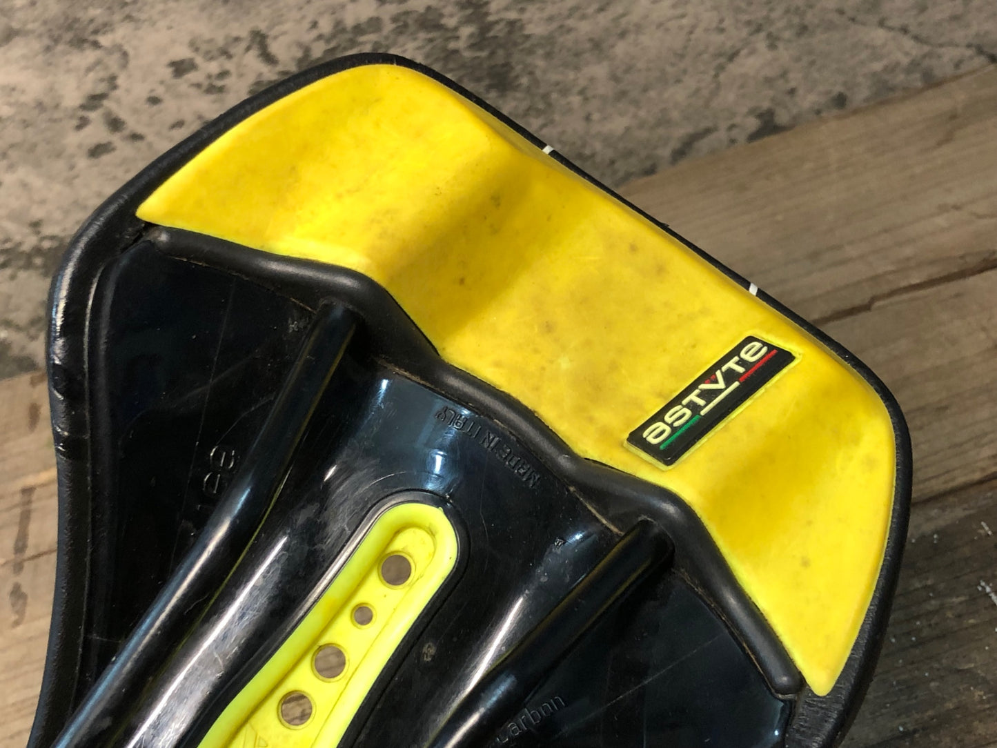 JA427 アスチュート ASTVTE STAR サドル 黒 黄 TITANVレール