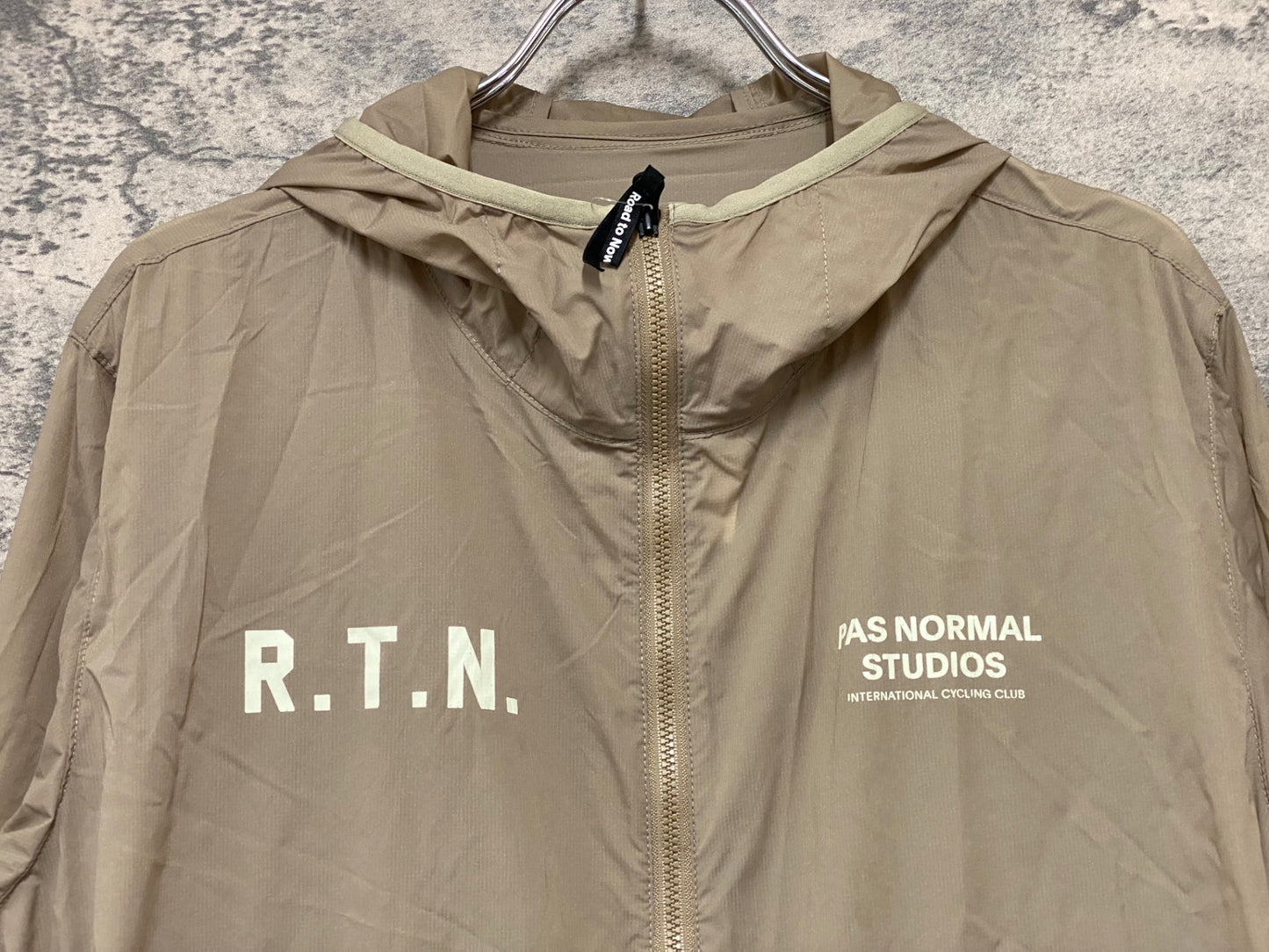 JD967 パスノーマルスタジオ PAS NORMAL STUDIOS R.T.N. フーディ 長袖 ウィンドブレーカー サイクルジャケット 薄茶 M