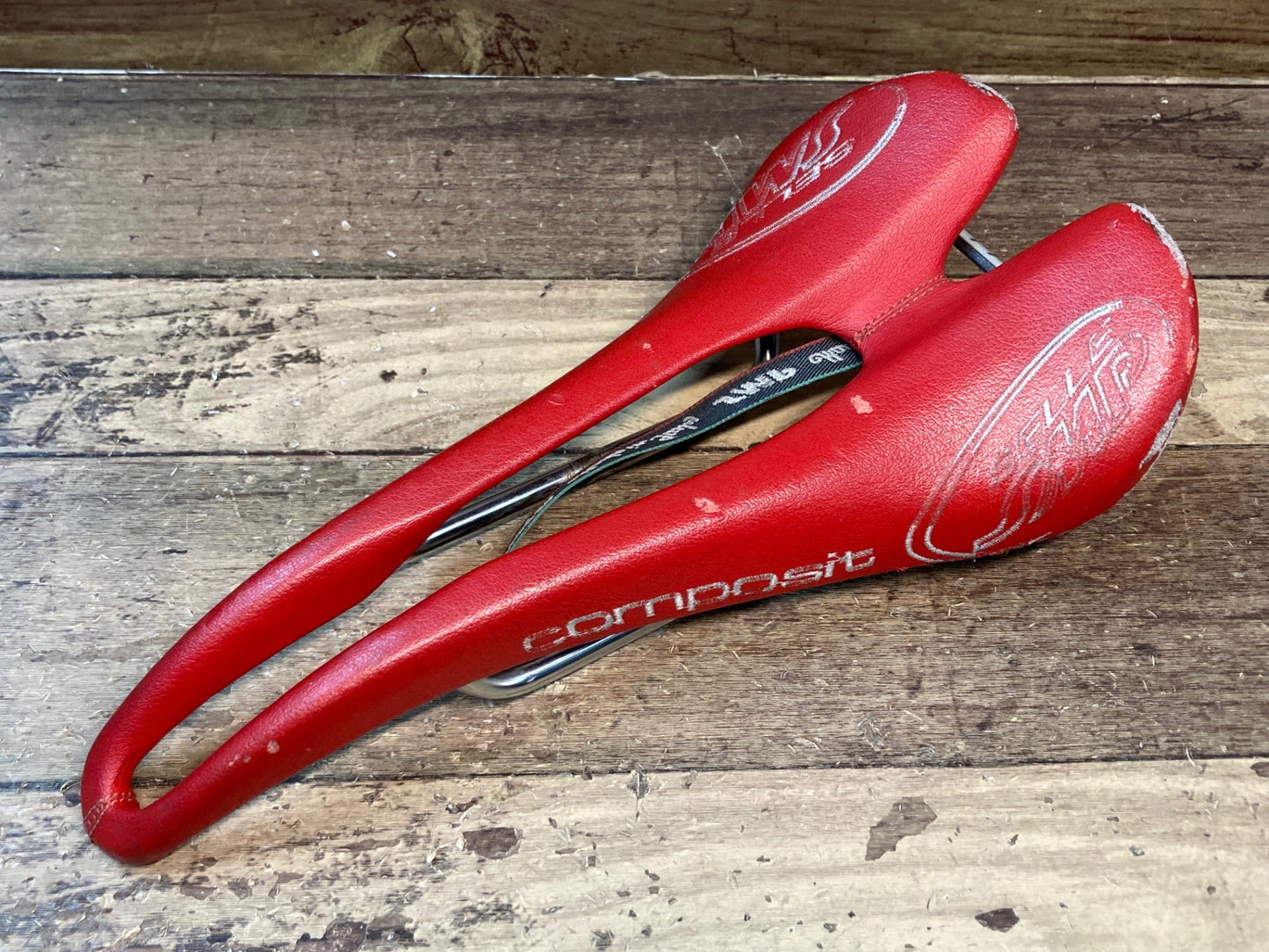 IL437 SELLE SMP コンンポジット COMPOSIT サドル ステンレスレール 赤