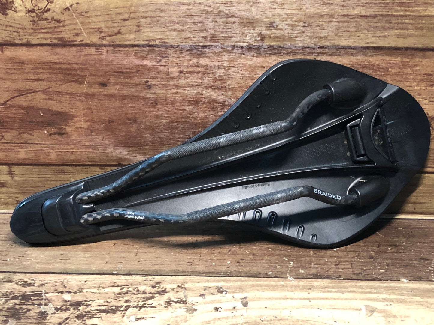 II002 フィジーク fizik アリオネ ARIONE R1 VERSUS EVO サドル 黒 BRAIDED カーボンレール