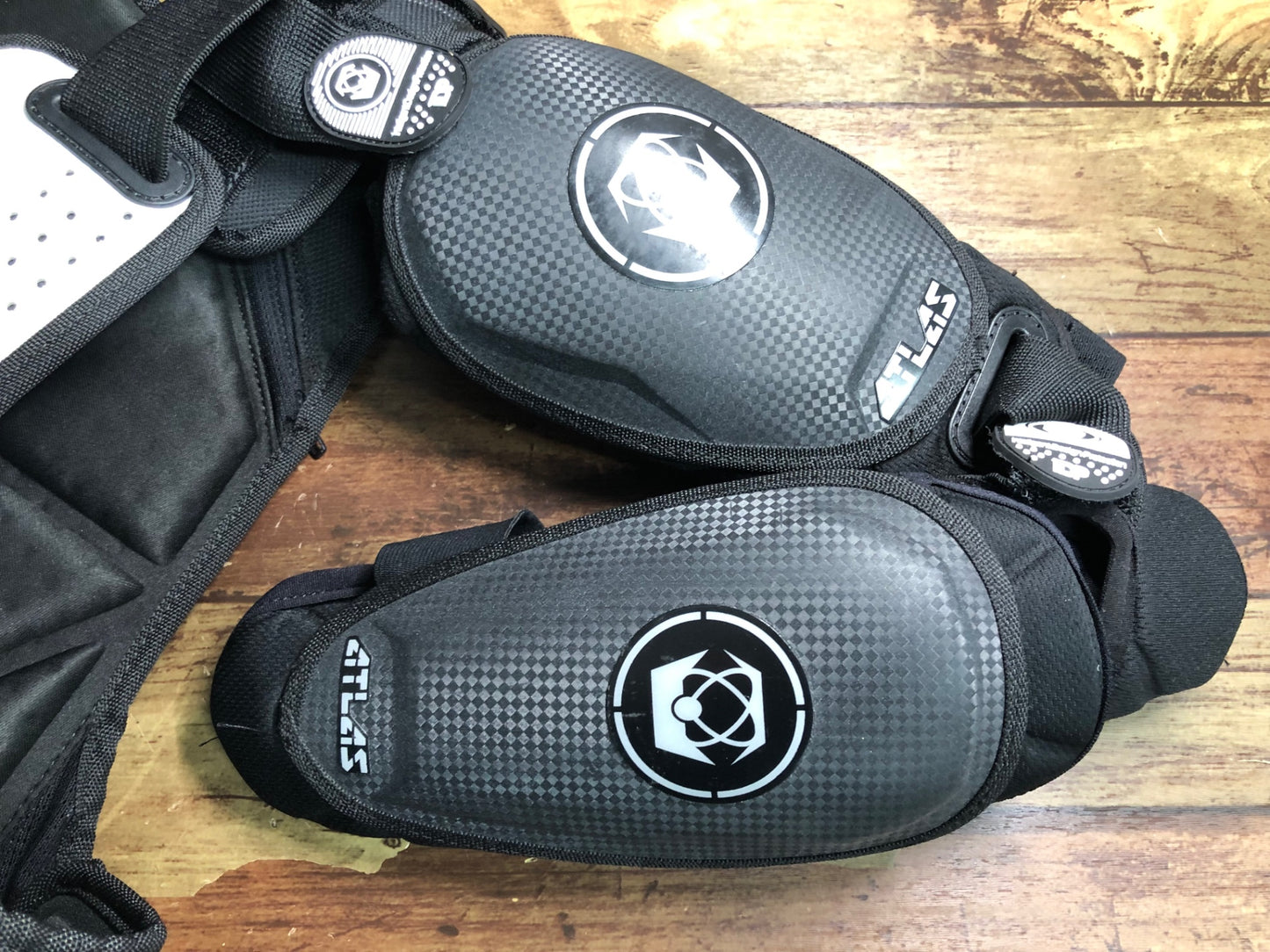 HR467 アトラス ATLAS ガーディアンボディプロテクター 白 S/Mサイズ (胸囲84-104cm)