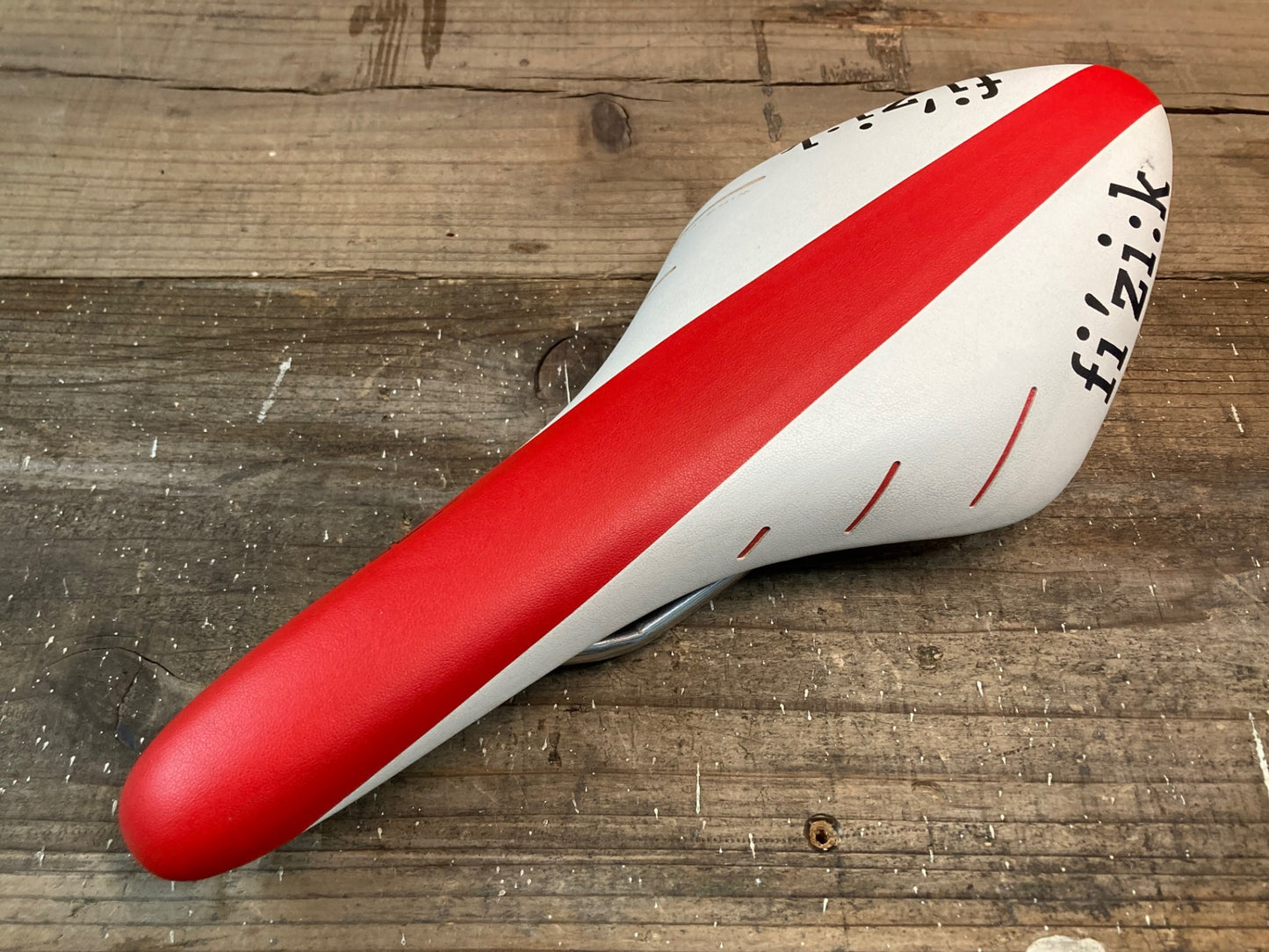 IO859 フィジーク fizik アリオネ ARIONE R5 サドル 白赤 125mm kiumレール