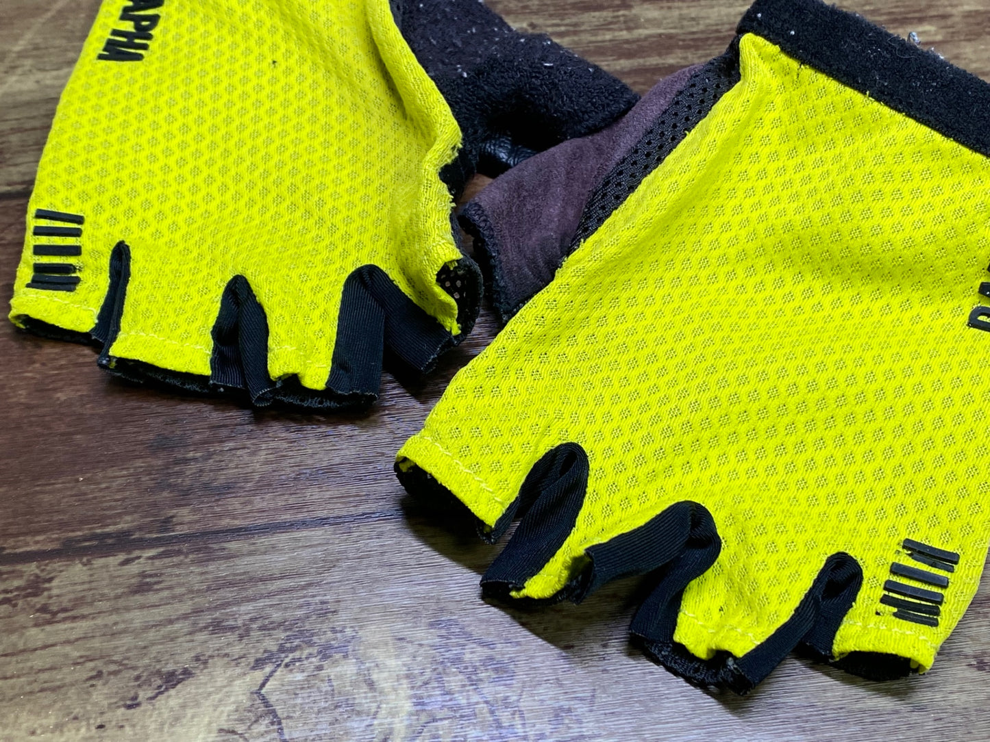 IO702 ラファ Rapha 指切り グローブ 黒 黄 ※サイズ不明、毛玉