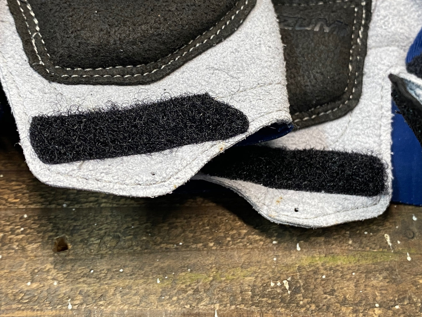 IP138 パールイズミ PEARL iZUMi 指切り グローブ 青 S