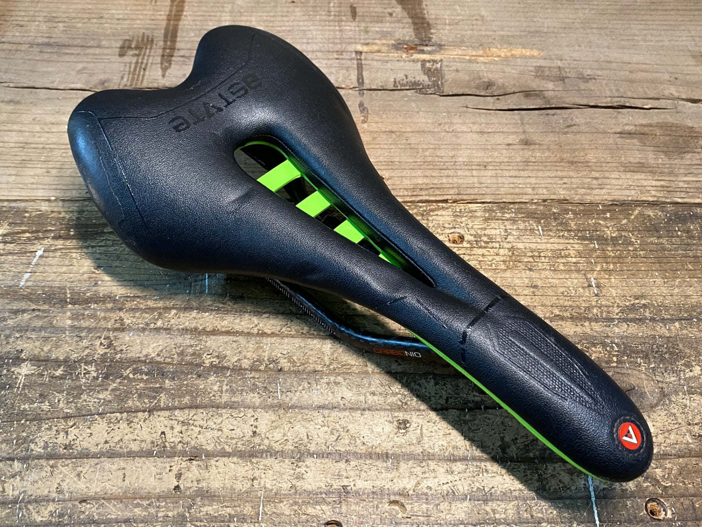 IY062 アスチュート ASTUTE SKYLITE VT サドル 黒 緑 138mm CARBONIOレール