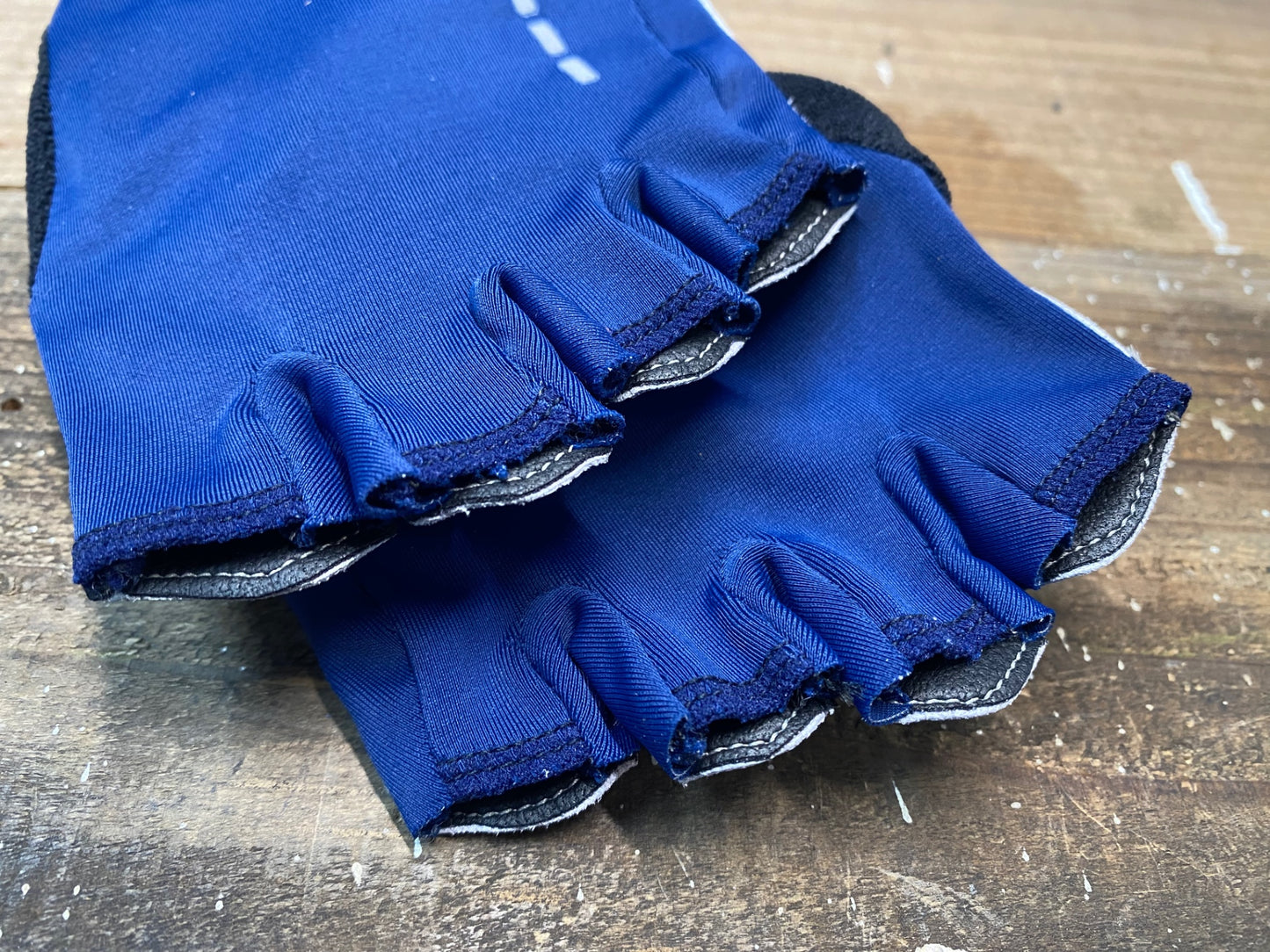 IP138 パールイズミ PEARL iZUMi 指切り グローブ 青 S