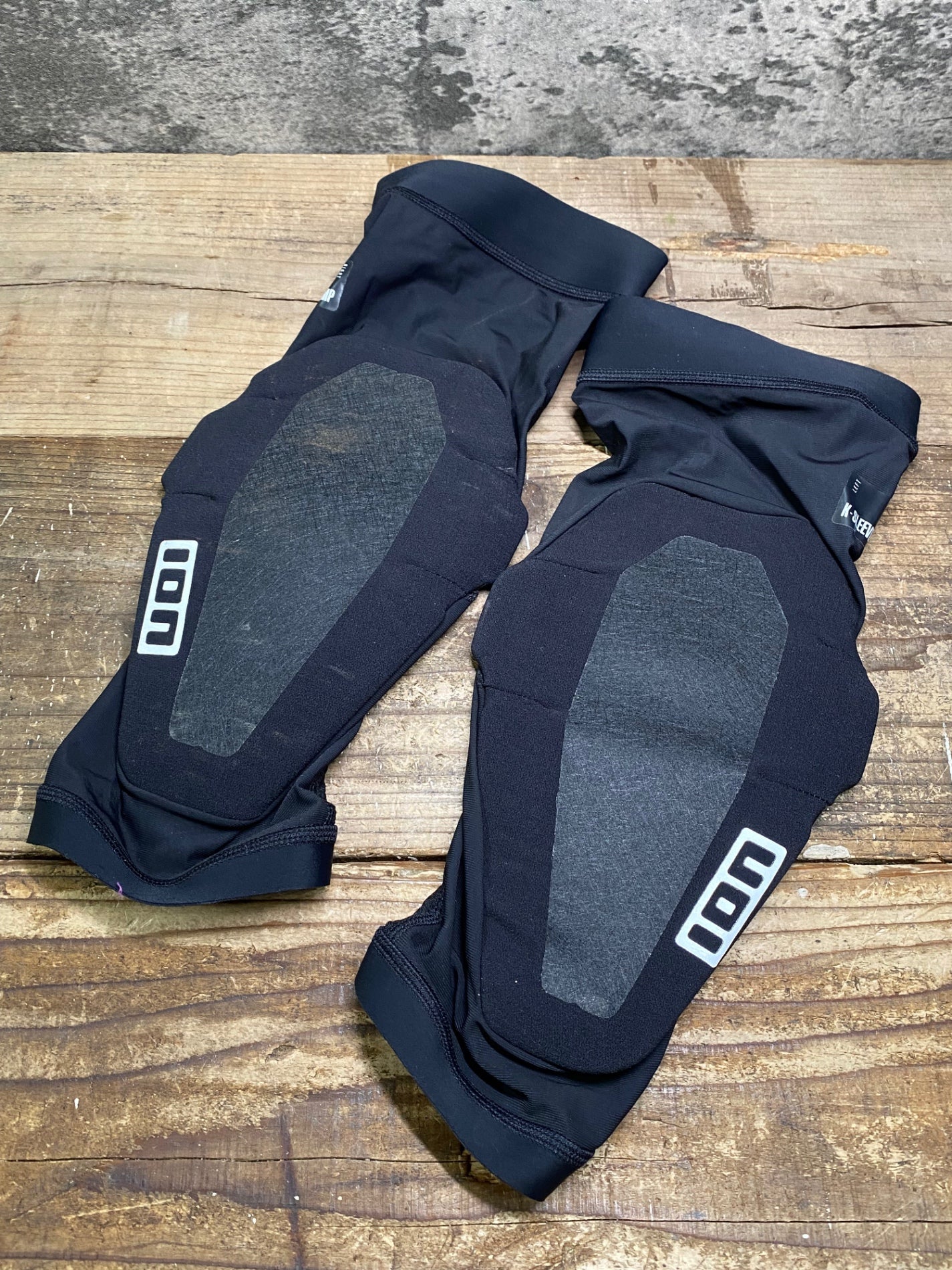 IW498 アイオン ION K-SLEEVE AMP ニーガード 黒 M