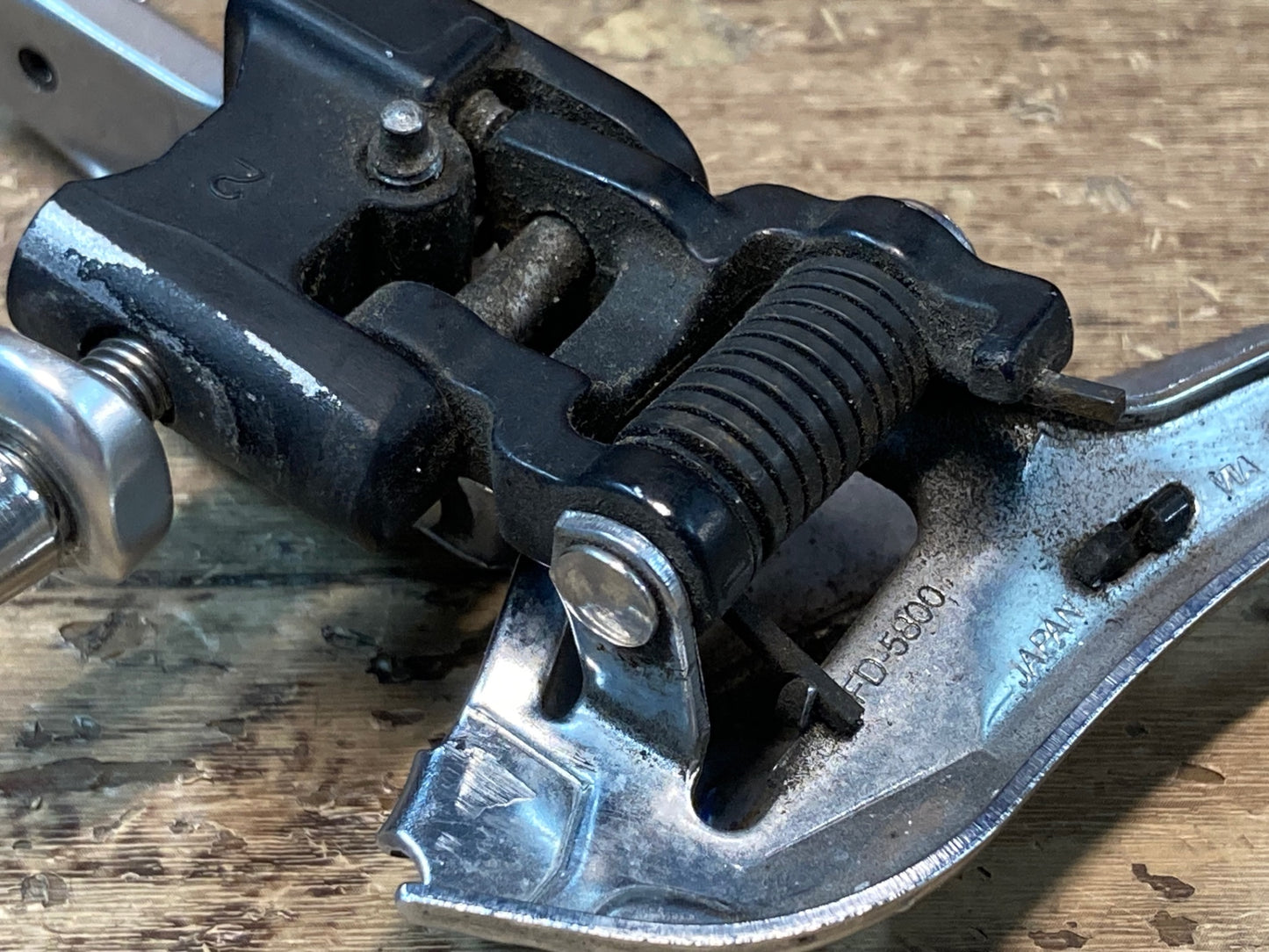 IL837 シマノ SHIMANO 105 FD-5800 フロントディレイラー 2S 直付け シルバー