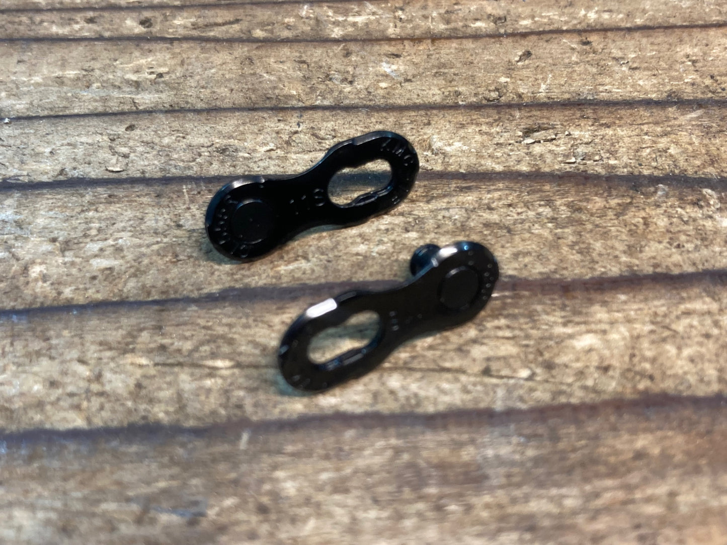 IR700 KMC DLC11 チェーン 118L ブラック/ブルー