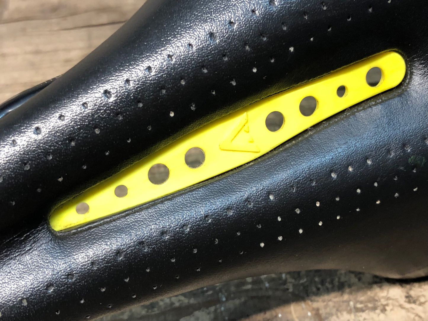 JA427 アスチュート ASTVTE STAR サドル 黒 黄 TITANVレール