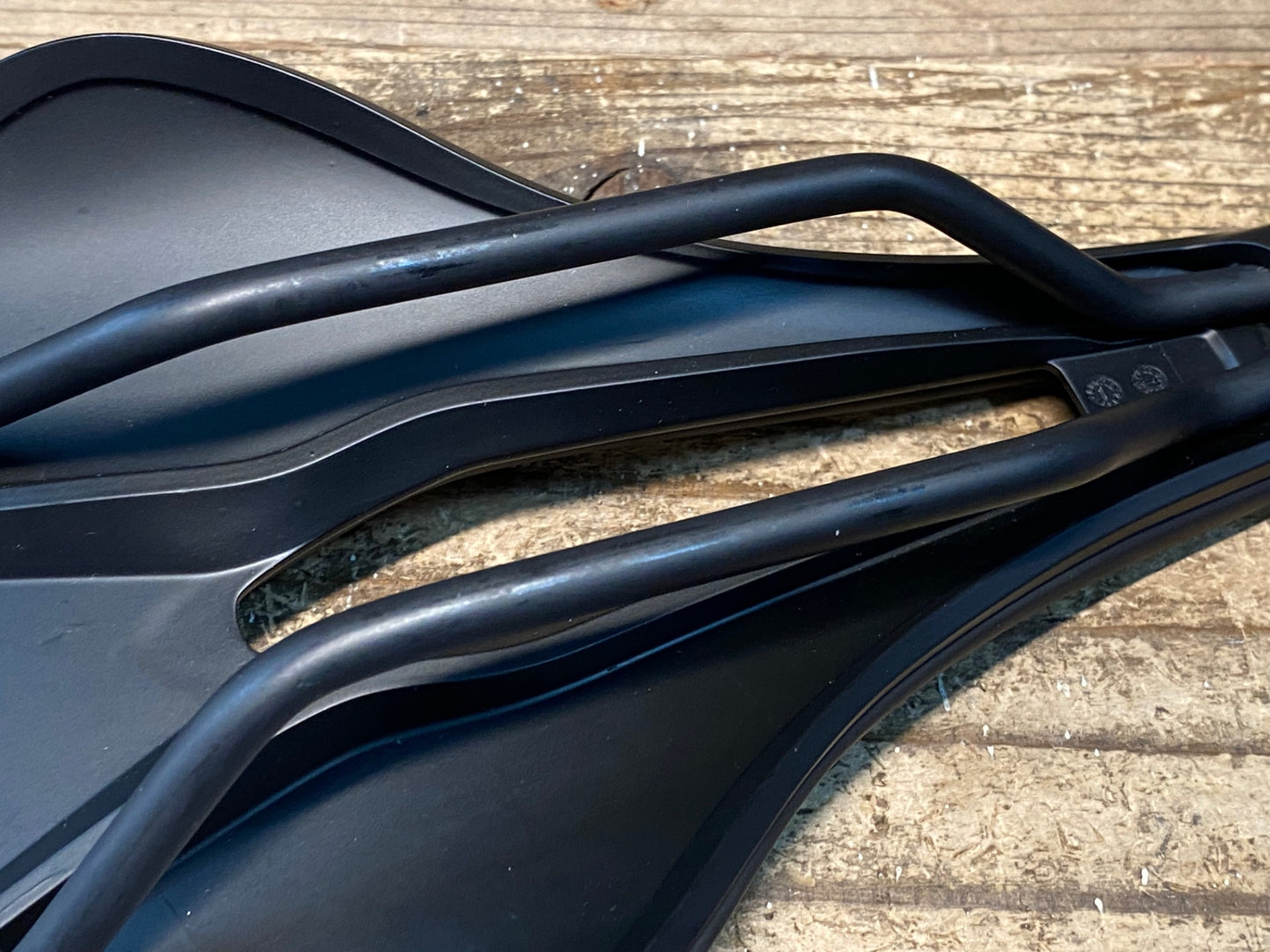 IY582 スペシャライズド SPECIALIZED POWER EXPERT MIRROR サドル 黒 143mm