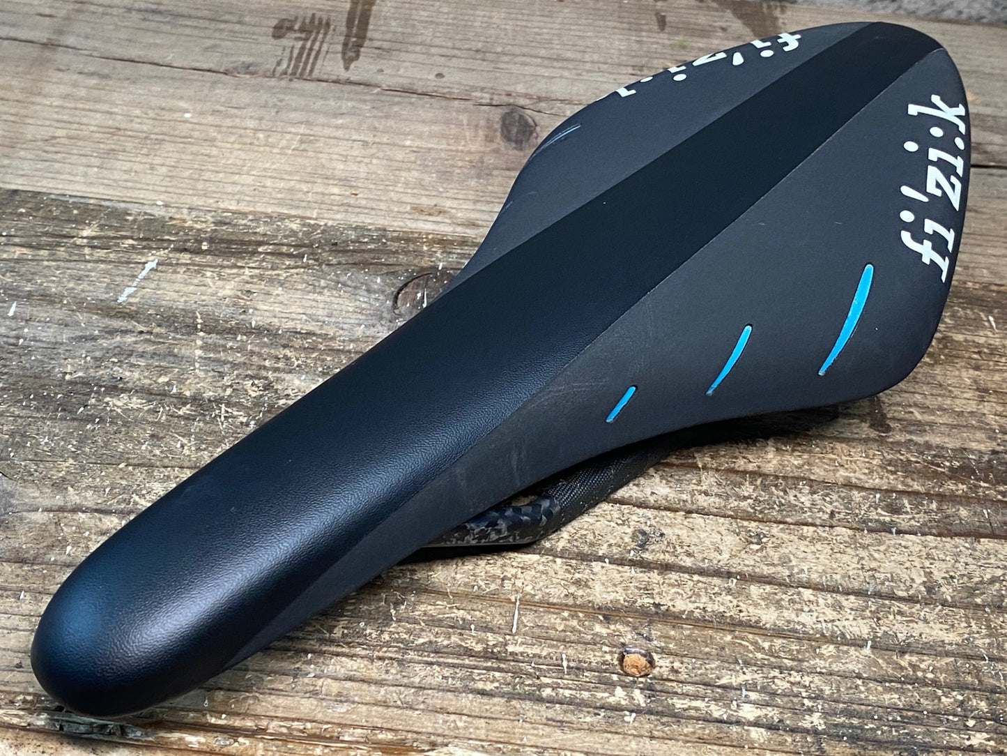 IW564 フィジーク fizik アリオネ ARIONE R1 REGULAR サドル BRAIDED カーボンレール