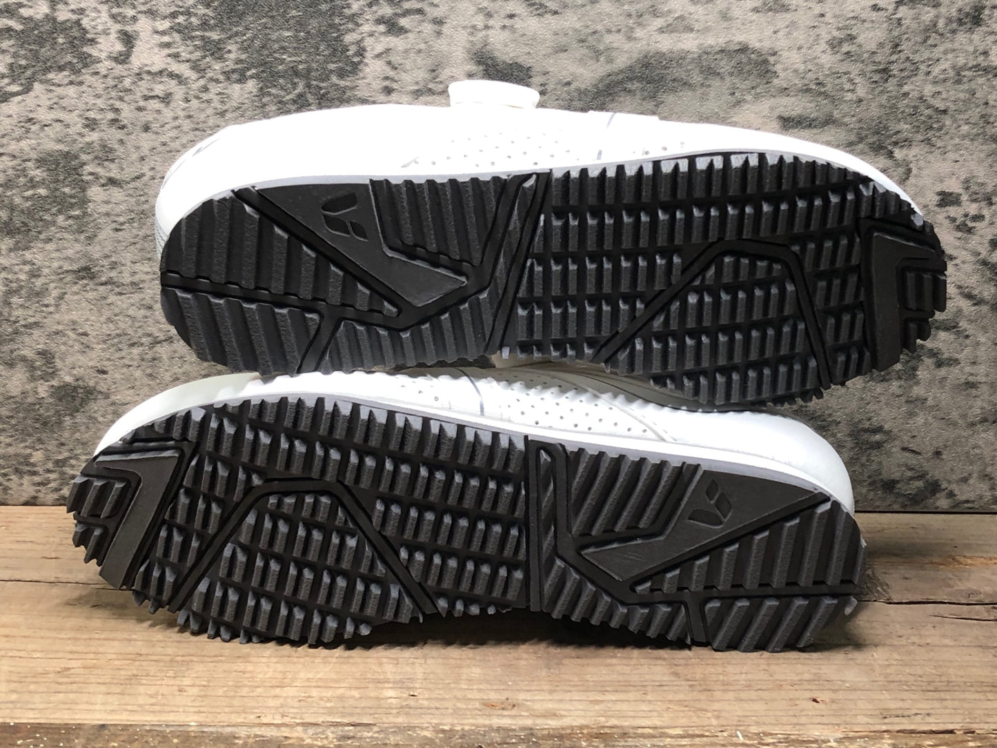 IV982 ジャイアント GIANT Liv FAMA boa フラットシューズ 白シルバー EU36