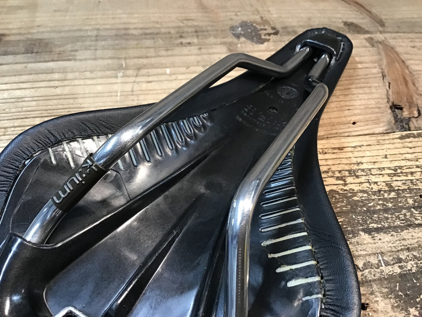 JB239 フィジーク fizik アリオネ ARIONE WING FLEX サドル 黒 135mm kiumレール