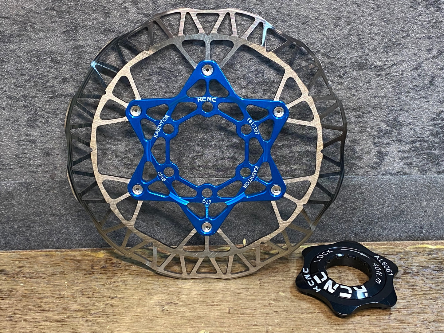 IT100 KCNC ディスク ブレーキローター 140Φ 6H ブルー センターロックアダプター付き