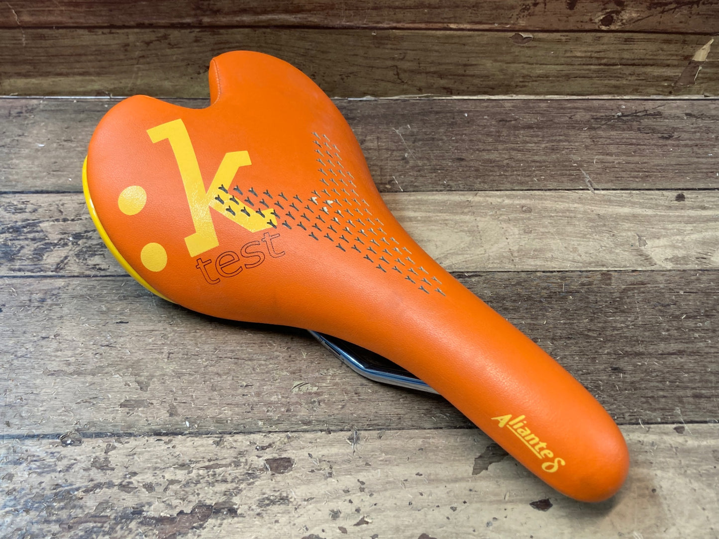 IL834 フィジーク fizik ALIANTE δ R3 サドル オレンジ TEST kium レール