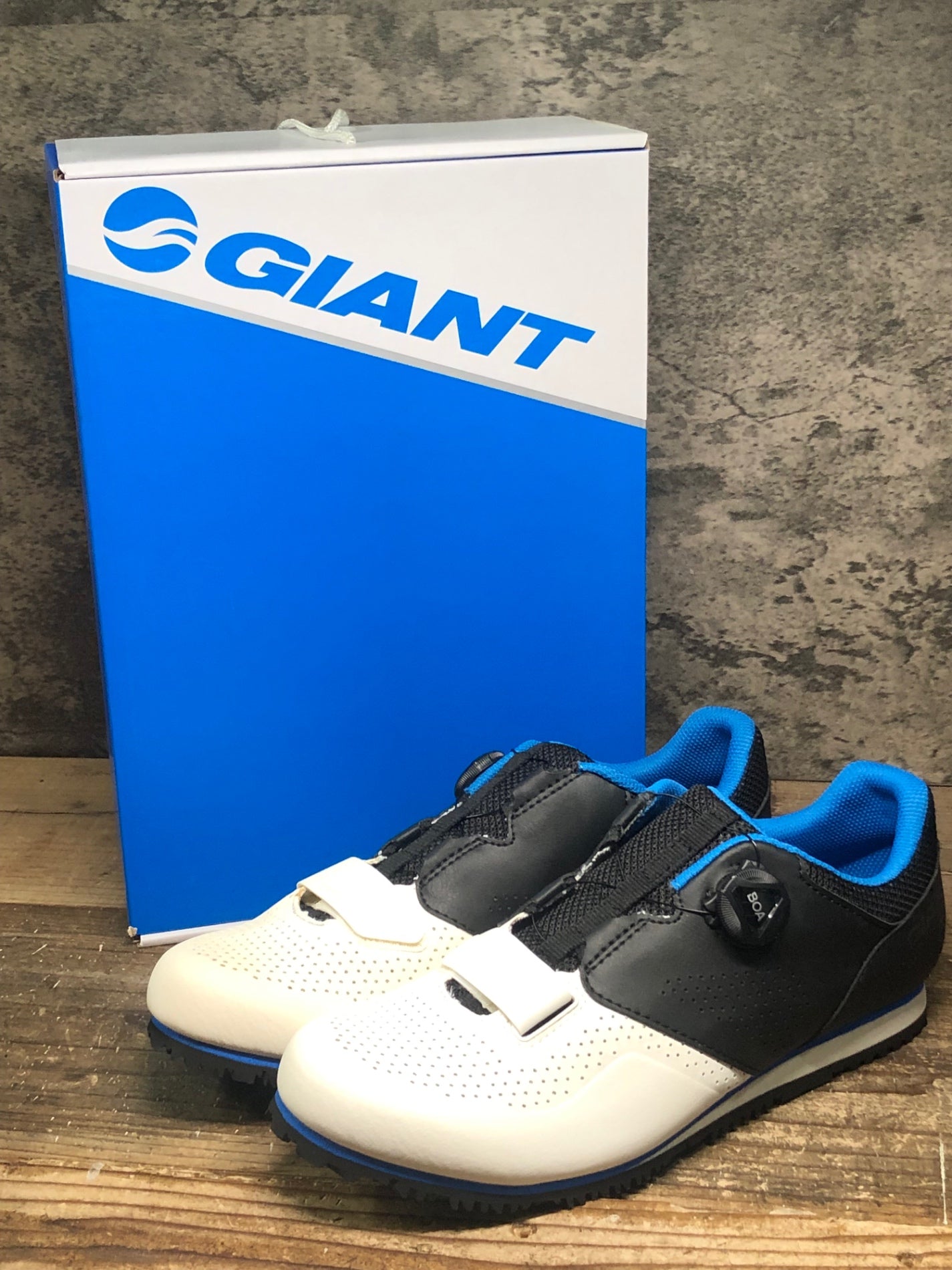 IV980 ジャイアント GIANT PRIME 2018 フラットシューズ 白黒 EU44