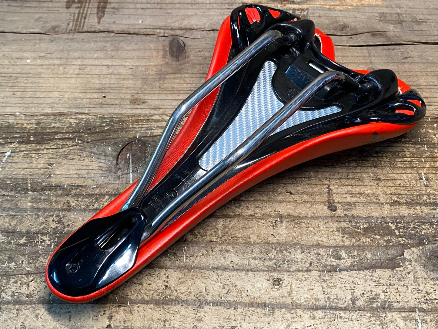 IX717 フィジーク fizik アリアンテ ALiANTEγ サドル 赤 kiumレール 140mm