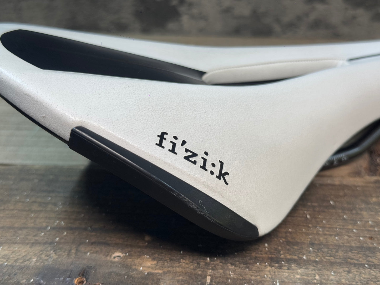 IK775 フィジーク fizik ALIANTE R3 REGULAR kiumレール サドル 白