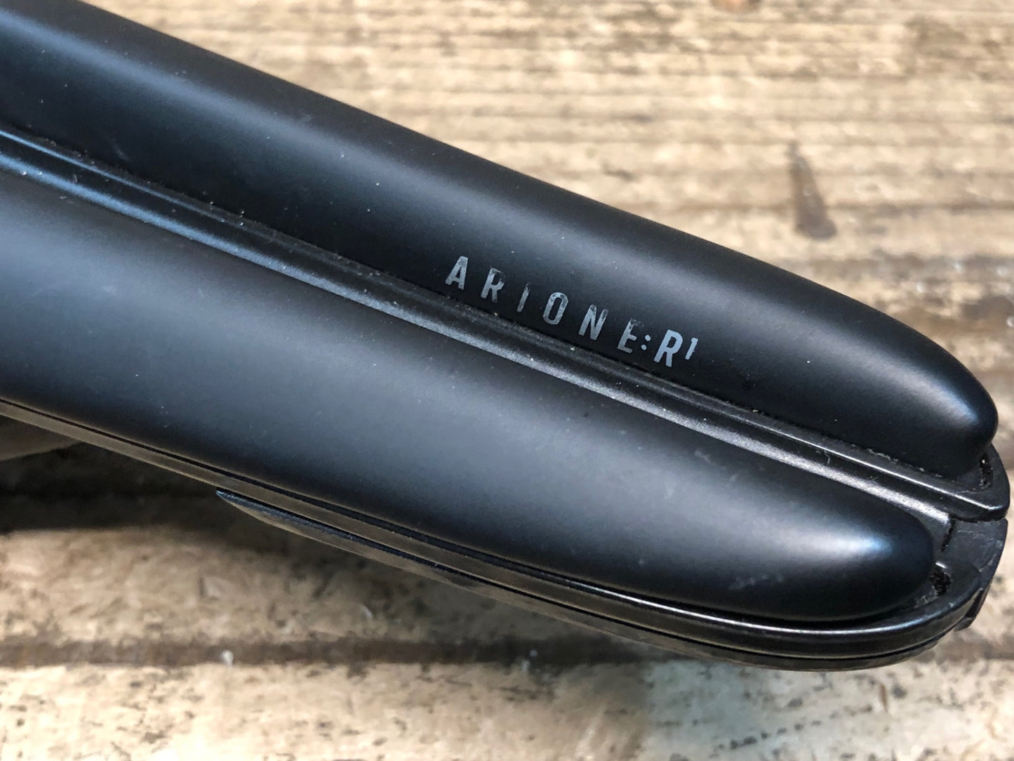 IZ081 フィジーク fizik ARIONE R1 VERSUS EVO サドル 黒 カーボンレール ※プレート欠品