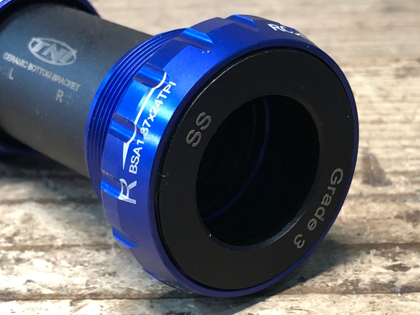 JD066 TNi External CERAMIC BOTTOM BRACKET ボトムブラケット 青 黒 BSA/JIS Φ24