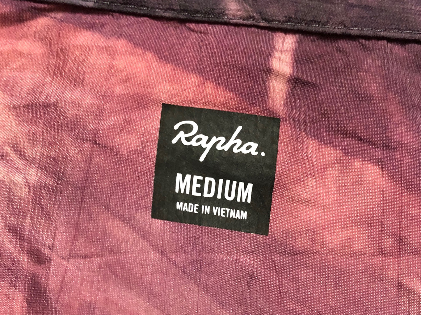 IJ597 ラファ Rapha OUTSKIRTS TIE DYE JACKET 長袖 サイクルジャケット バーガンディ 総柄 M