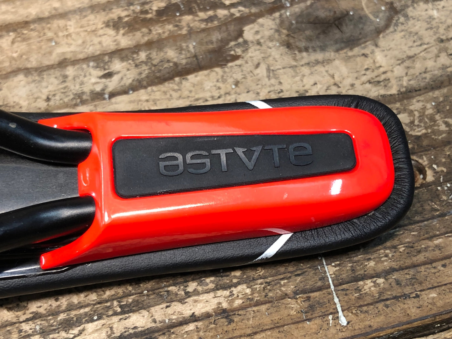 JA426 アスチュート ASTVTE STAR サドル 黒 赤 TITANVレール