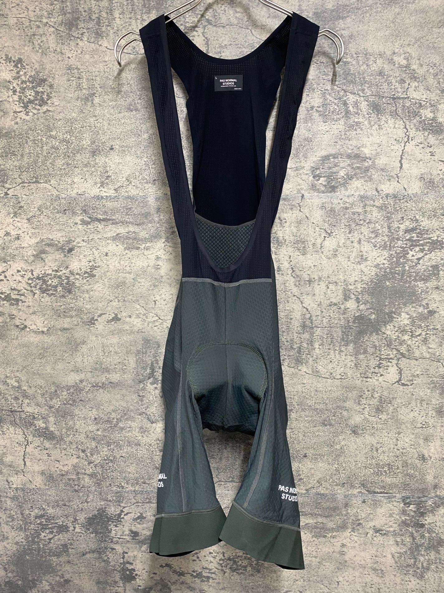 JA893 パスノーマルスタジオ PAS NORMAL STUDIOS ビブショーツ モスグリーン L ※ほつれあり