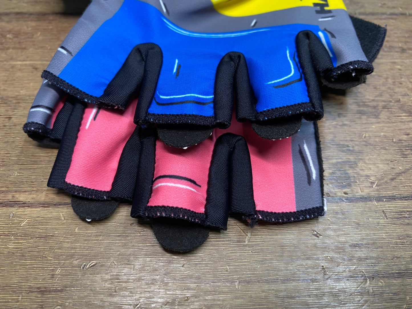 JB093 ハンドスケ HANDSKE 指切り グローブ 黒 黄 総柄 L