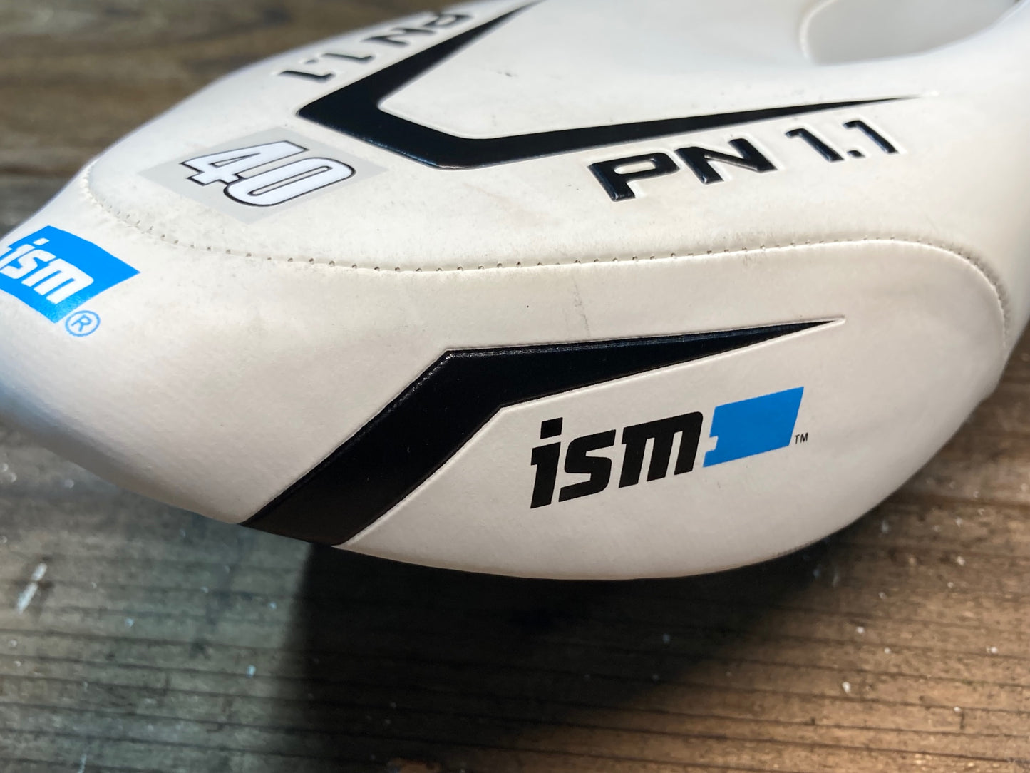 IN424 ISM PN1.1 サドル ホワイト