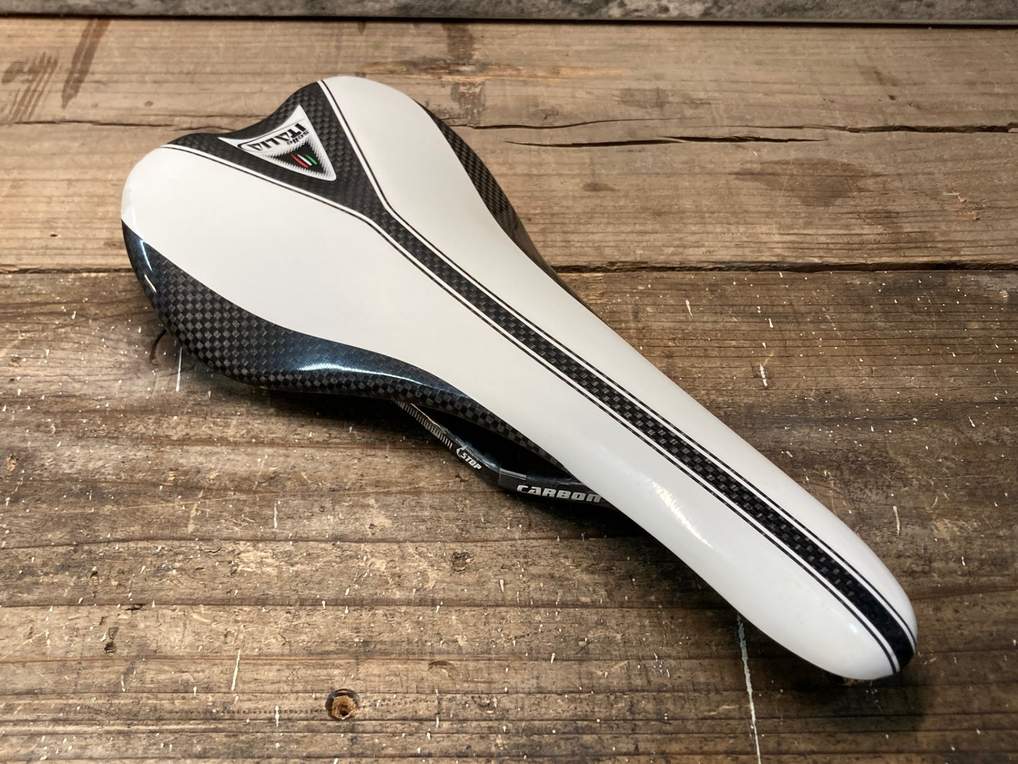 IQ578 セライタリア selle ITALIA C64 フルカーボン サドル 白