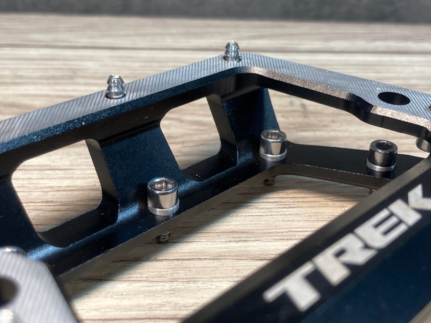 IX277 トレック TREK LINE PRO フラットペダル 黒 シルバー