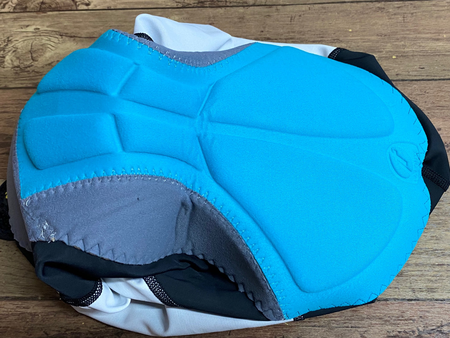 IT552 リオンドカペルミュール Lion de kapelmuur ビブショーツ 黒白 M