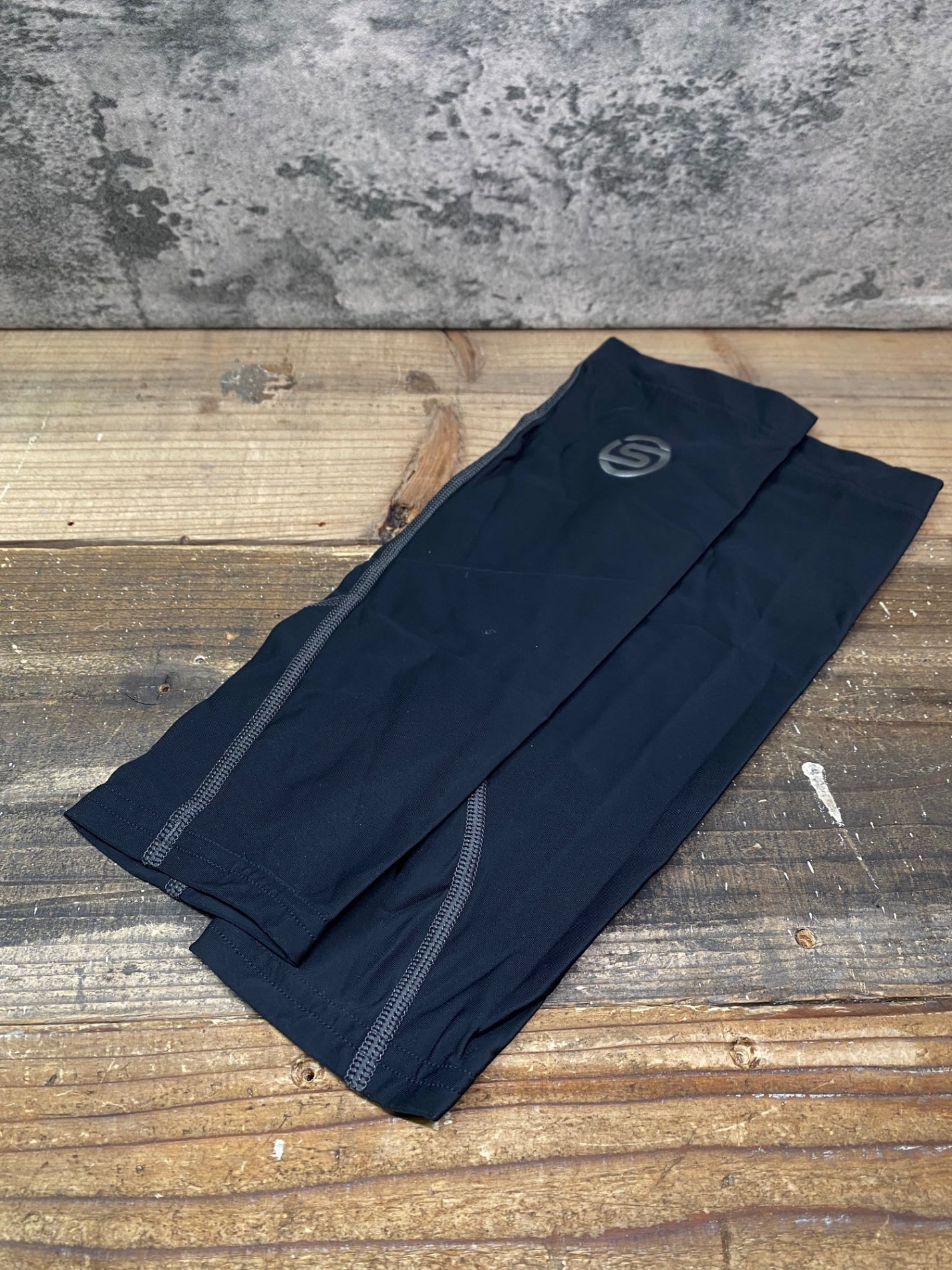 IP428 スキンズ SKINS カーフカバー 黒 XL