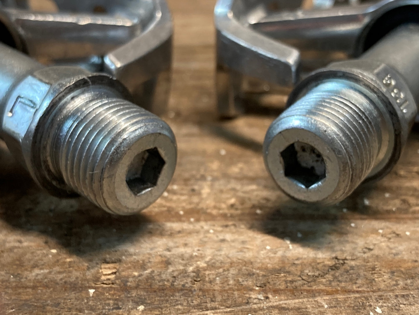 IP158 三ヶ島 MKS MTE フラットペダル シルバー ※左ペダルキャップ欠品