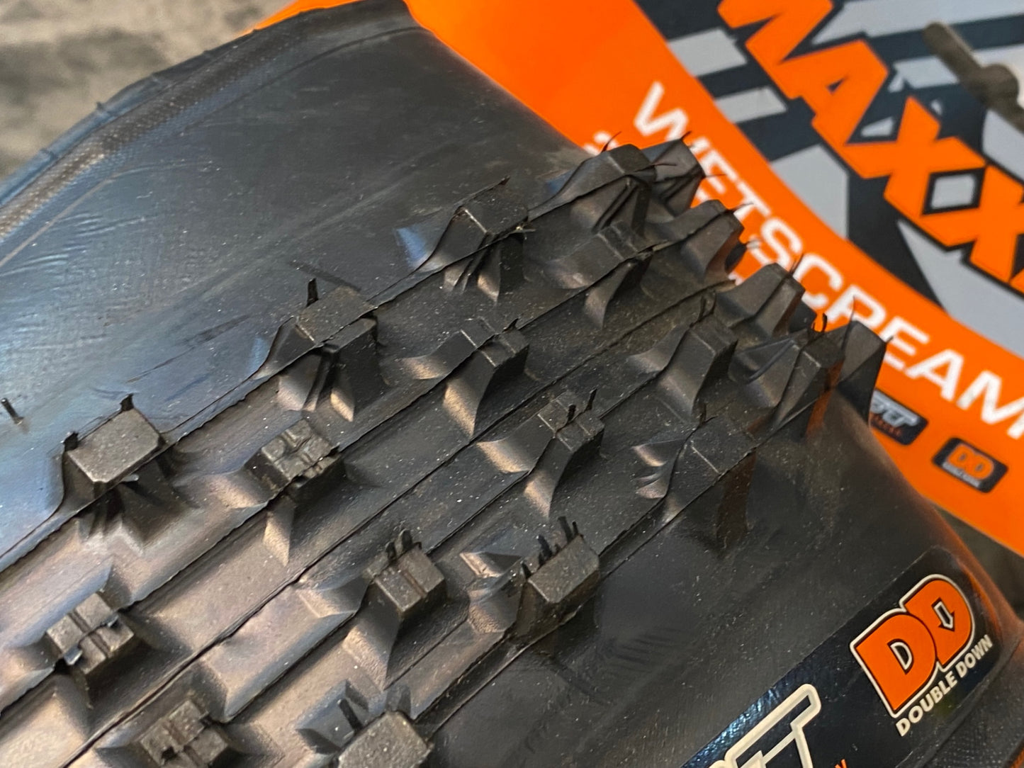 IR398 マキシス MAXXIS WETSCREAM クリンチャータイヤ 27.5X2.50