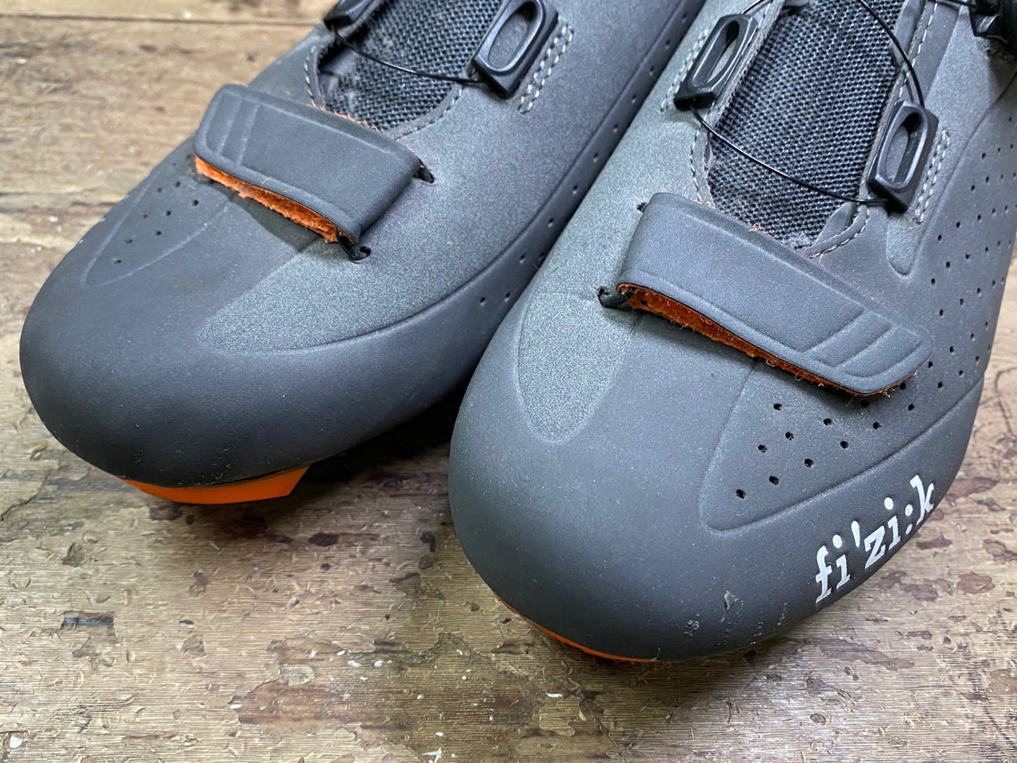 IJ544 フィジーク FIZIK R5 ビンディングシューズ SPD-SL EU41 グレー/オレンジ ※ソール傷